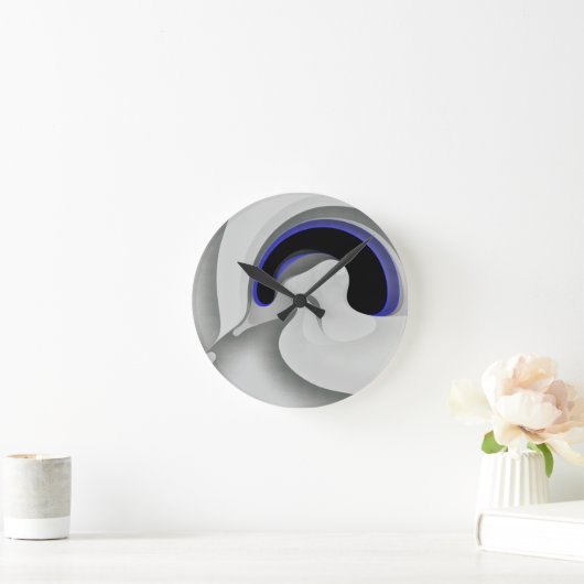 Onder het blauw: Abstract grijs, zwart & blauw Ronde Klok (Huis)
