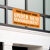 Onder het nieuwe management business signage sinaa spandoek (Buitenkant Gebouw)
