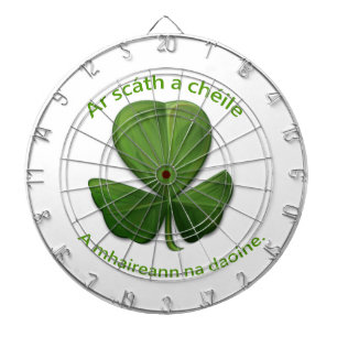 Onder het onderdak van elkaar overleven mensen dartbord