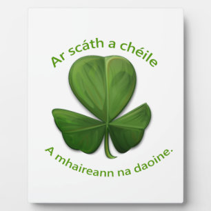 Onder het onderdak van elkaar overleven mensen fotoplaat