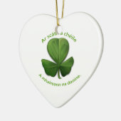 Onder het onderdak van elkaar overleven mensen keramisch ornament (Links)