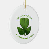 Onder het onderdak van elkaar overleven mensen keramisch ornament (Rechts)