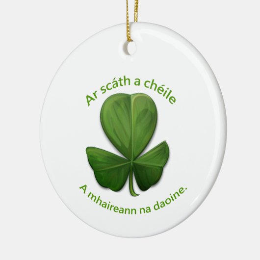 Onder het onderdak van elkaar overleven mensen keramisch ornament (Links)