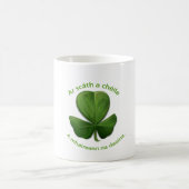 Onder het onderdak van elkaar overleven mensen koffiemok (Center)