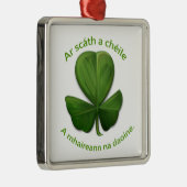 Onder het onderdak van elkaar overleven mensen metalen ornament (Rechts)