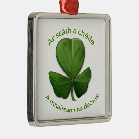 Onder het onderdak van elkaar overleven mensen metalen ornament (Rechts)