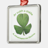 Onder het onderdak van elkaar overleven mensen metalen ornament (Links)