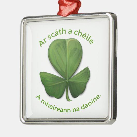 Onder het onderdak van elkaar overleven mensen metalen ornament (Links)