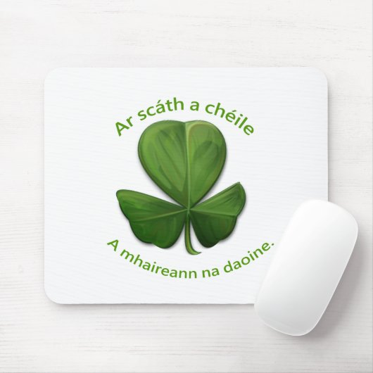 Onder het onderdak van elkaar overleven mensen muismat (Met muis)