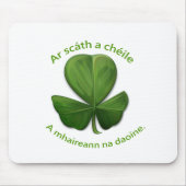 Onder het onderdak van elkaar overleven mensen muismat (Voorkant)