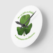 Onder het onderdak van elkaar overleven mensen ronde klok (Hoek)