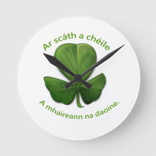 Onder het onderdak van elkaar overleven mensen ronde klok