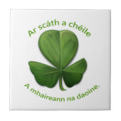 Onder het onderdak van elkaar overleven mensen tegeltje (Voorkant)