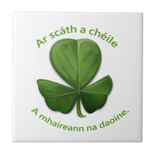 Onder het onderdak van elkaar overleven mensen tegeltje