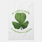 Onder het onderdak van elkaar overleven mensen theedoek (Verticaal)