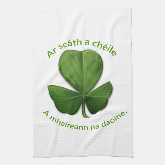 Onder het onderdak van elkaar overleven mensen theedoek (Verticaal)