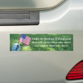 Onder het voorwendsel van goed doen bumpersticker (Op auto)