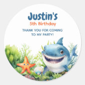 Onder het Zee Happy. Verjaardag van de haai Ronde Sticker (Voorkant)