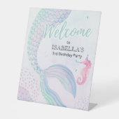 Onder het Zee Mermaid Tail Verjaardag Welkom Reclamebord Met Voetstuk (Voorkant)