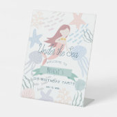 Onder het Zee Mermaid White Birthday Reclamebord Met Voetstuk (Voorkant)