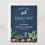 Onder het Zee | Nautical Kids Birthday Party Kaart<br><div class="desc">Deze nautische verjaardagsuitnodiging voor jongens of meisjes heeft een griezelig thema "Onder het Zee",  met waterverf schelpen,  zeeduivel,  zeewier,  zeewier en een ,  getextureerde blauwe achtergrond.</div>