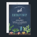Onder het Zee | Nautical Kids Birthday Party Kaart<br><div class="desc">Deze nautische verjaardagsuitnodiging voor jongens of meisjes heeft een griezelig thema "Onder het Zee",  met waterverf schelpen,  zeeduivel,  zeewier,  zeewier en een ,  getextureerde blauwe achtergrond.</div>