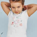 Onder het Zee Roze Verjaardagsmeisje T-shirt<br><div class="desc">Schattige T shirt voor uw kind onder het zee thema verjaardagsfeestje! Illustratie van roze oceaandiermotieven met de tekst "onder het zee".</div>