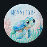 Onder het zee schildpad aqua blue mama om te zijn ronde button 4,0 cm<br><div class="desc">Onder het zee schattig zee schildpad aqua blauw baby shower mama om badge,  slok en zee baby boy baby shower badges</div>