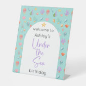 Onder het Zee Verjaardag Welkom Reclamebord Met Voetstuk (Voorkant)