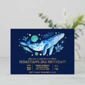 Onder het Zee Whale Waterverf Navy Blue Birthday Folie Uitnodiging (Staand Voorkant)