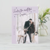 Onder Mistletoe Forever Pas getrouwd Foto Paarse Feestdagenkaart (Staand voorkant)