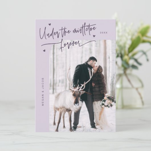 Onder Mistletoe Forever Pas getrouwd Foto Paarse Feestdagenkaart (Staand voorkant)