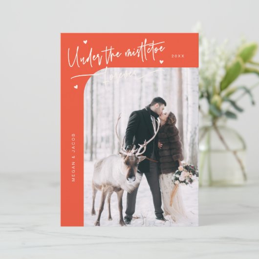 Onder Mistletoe Forever Pas getrouwd Foto Rood Feestdagenkaart (Staand voorkant)