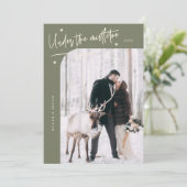 Onder Mistletoe Forever Pas getrouwd Foto Sage Gre Feestdagenkaart (Staand voorkant)