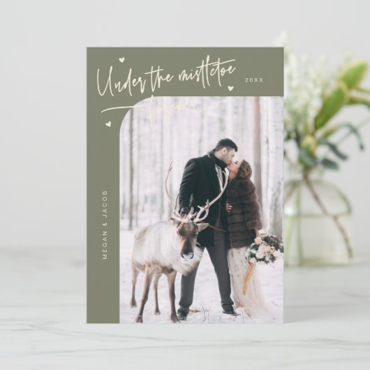 Onder Mistletoe Forever Pas getrouwd Foto Sage Gre Feestdagenkaart (Staand voorkant)