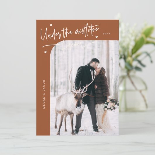 Onder Mistletoe Forever Pas getrouwd Foto Terracot Feestdagenkaart (Staand voorkant)