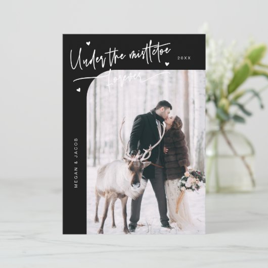 Onder Mistletoe Forever Pas getrouwd Foto Zwart Feestdagenkaart (Staand voorkant)