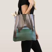 Onder Navarre Beach Pier Tote Bag (Dichtbij)