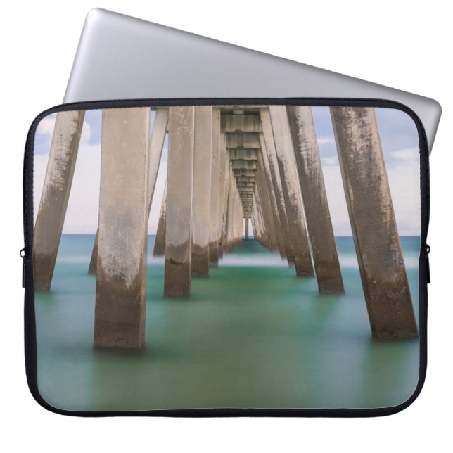 Onder Navarre Beach Pierr Laptop Sleeve (Voorkant)