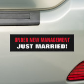 Onder New Management, gewoon gehuwd met een grappi Bumpersticker (Op auto)