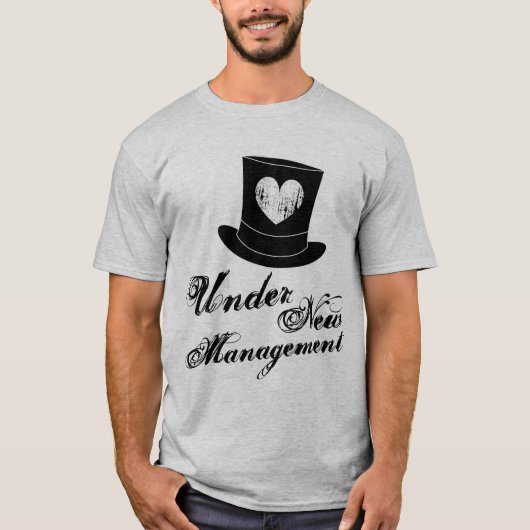 Onder nieuw management t shirt voor net getrouwd m (Voorkant)