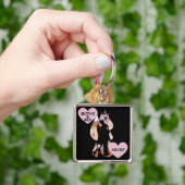 Onder paraplu: romantisch stel dat in de regen kus sleutelhanger (Hand)