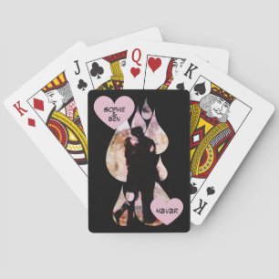 Onder paraplu: romantisch stel dat kust in de rege pokerkaarten