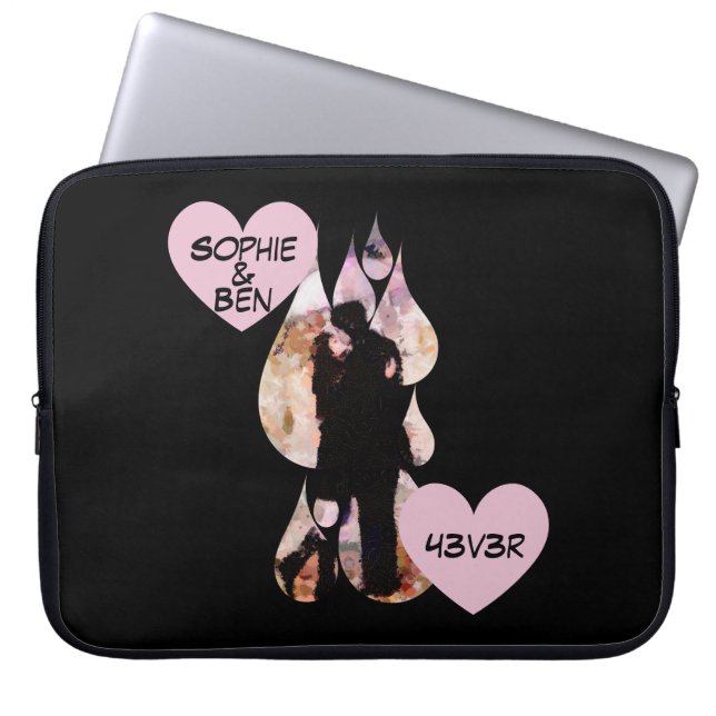 Onder paraplu: romantisch stel dat zoent in de reg laptop sleeve (Voorkant)