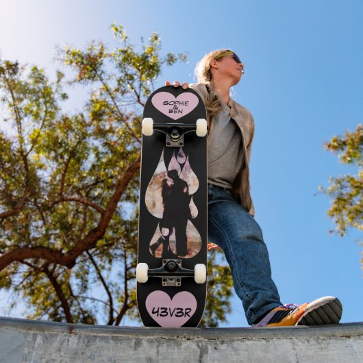 Onder paraplu: romantisch stel dat zoent in de reg persoonlijk skateboard (Buiten 1)