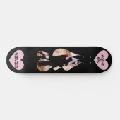Onder paraplu: romantisch stel dat zoent in de reg persoonlijk skateboard (Horizontaal)