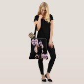 Onder paraplu: romantisch stel dat zoent in de reg tote bag (Op model)