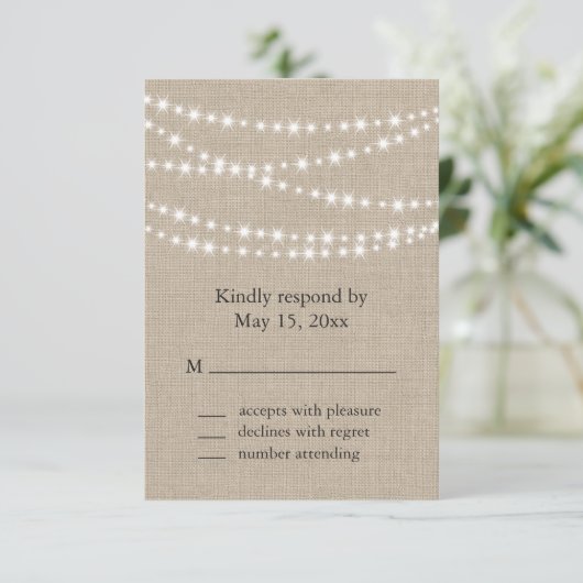 Onder Twinkle lampjes op Burlap RSVP Kaart (Staand voorkant)