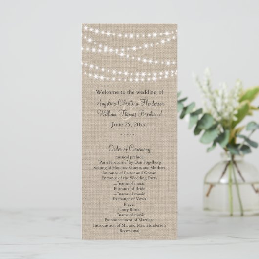 Onder Twinkle Lights op Burlap Wedding Program Programmakaart (Staand voorkant)
