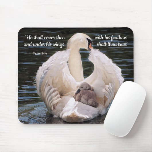 Onder Zijn Wings-zwaan met cygnet-Poster Muismat (Met muis)